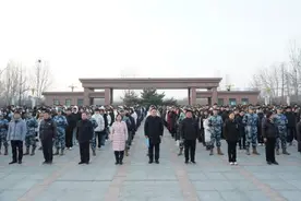 山东英才学院举行2023-2024学年第二学期开学升旗仪式图片