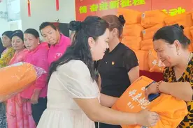 温宿县克孜勒镇举办“母亲邮包”发放活动图片