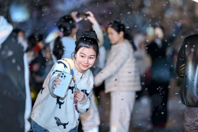 “烟花”、市集、音乐会…松山湖悠兰里周年庆点燃这个冬日！