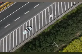 未戴头盔还闯红灯？上海用无人机抓拍喊话严查非机动车交通违法图片