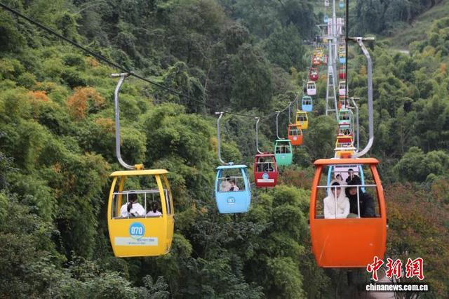 初冬时节三峡库区沿江小镇美景引游客