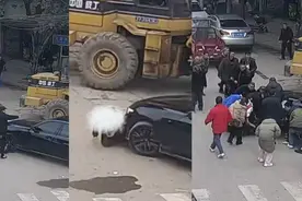 男童被卷入车底 路人们出手了！图片