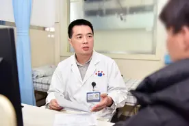 提车后“范进中举”把废纸当钱？医生：是免疫系统“出故障”图片