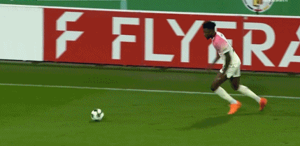 90分钟战报：勒沃库森1-1十人帕德博恩，格里马尔多任意球破门