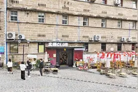 废旧仓库里的咖啡店逆袭为潮店图片