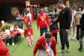 小学生8秒还原魔方！这场运动会超燃！图片