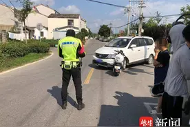 全责！司机左转弯未让直行，轿车路口撞到电动车图片