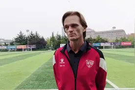 这个足球“洋教头”扎根青岛18年，球员时代很风光青训理念很独特图片