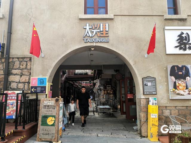 喜迎国庆，青岛历史城区换“红妆”