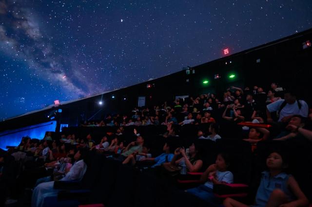 从唯美星空秀到与AI机器人总动员，广东科学中心暑期科普服务上新
