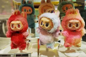 贝克汉姆包上有了拉布布，泡泡玛特股价与海外门店数齐飙升 专家：需管控供应链风险图片