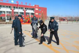 护校安园丨社区民警助力校园保安培训图片