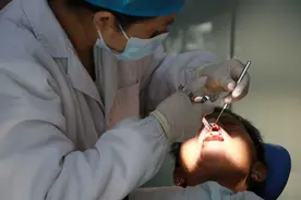 惊险拔牙图片