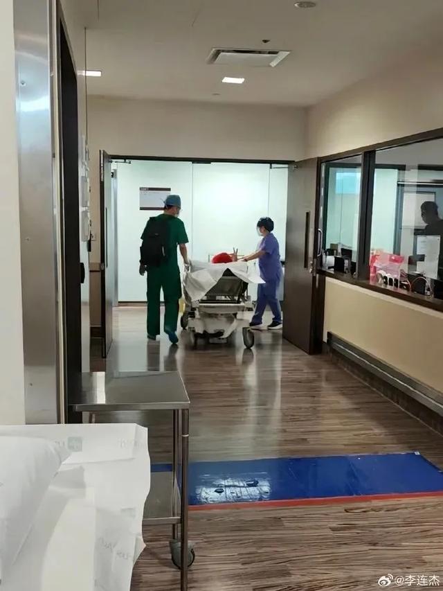 李连杰本人回应病床照