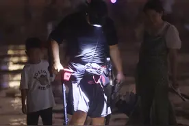 夜色沙滩上的“探宝人”图片