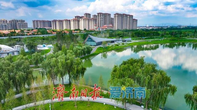 彩虹湖畔，蓝天白云绘就诗意生态画卷