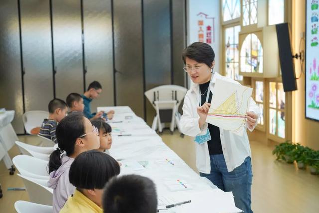 亲子漫步半马苏河：在学法律、识植物、画美景中收获喜悦与成长