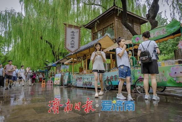 一年四季 泉在济南丨雨后黑虎泉畔，市民取水赏景尽享清凉