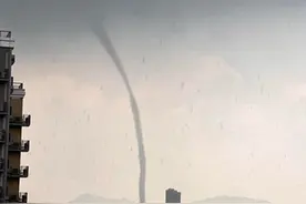 现场画面！港媒：维多利亚港附近惊现水龙卷，全程持续约2分钟图片