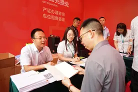 交房即办证！龙凤生态城·安澜园业主现场领“红本”图片