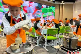 顶糕、豆皮、热干面……汉味美食制作进课堂图片