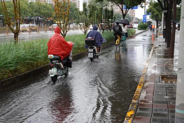 北京城区已达暴雨量级，白天还有中到大雨！已下一天一夜，何时雨停？