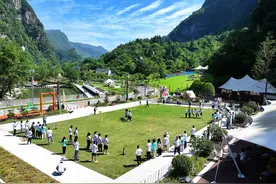 湖北秭归：峡谷休闲漂流乐图片