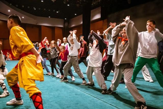 深秋洛阳引热潮！俄罗斯游学团沉浸式感受古都魅力