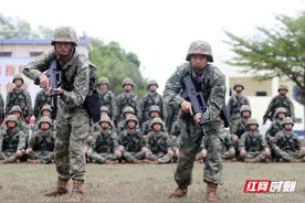 热爱与忠诚：新兵儿子与“兵王”父亲图片