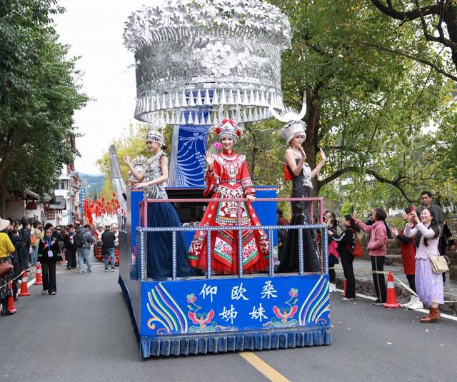 万名游客赴雷山过苗年