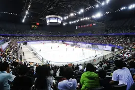 多图｜国际冰球一级赛事在深圳大运体育中心开幕 中国队旗开得胜图片