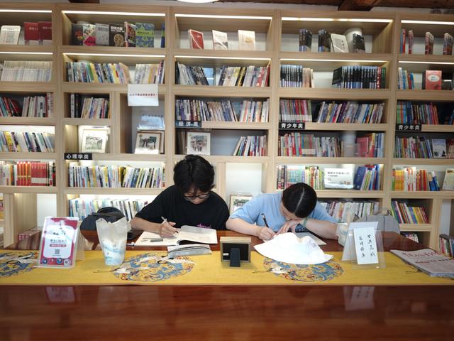 京城“小而美”书店抵挡夏日酷暑，点亮文化“最后一公里”