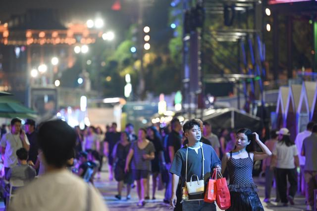魔都眼·国庆｜享受夜上海“松弛感”，市集引燃双节消费热