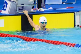 山东“泳花”走出低谷勇夺冠，杨浚瑄打破女子100米自由泳全国纪录图片