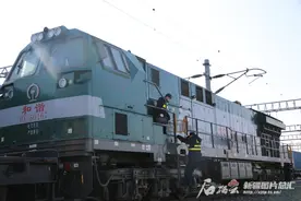 新疆双口岸通行中欧（中亚）班列突破5000列图片