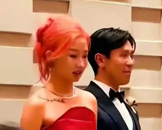刘欢现身33岁女儿婚礼现场，新娘一头红发笑容灿烂