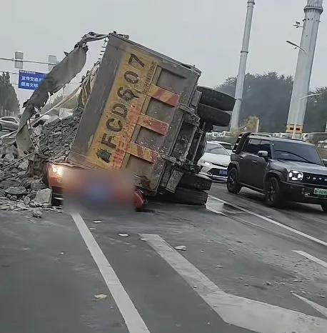烟台一渣土车侧翻压死女老师，遇难者家属讲述： 很多学生来悼念，肇事车经改装严重超载