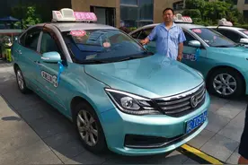 刚捐出5000元的奖金，他又收到了2000元的奖励图片