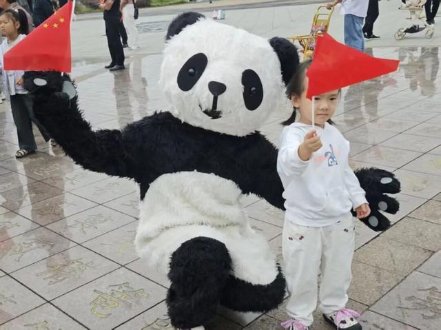 【青春志愿·爱在旅途】迎国庆看熊猫萌宝 品凉糕享双河团圆
