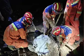 【第一现场】滨州：惊险！女孩深陷淤泥“无法自拔” 消防部门紧急救援图片