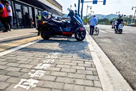 南京栖霞城管为新店开张提供“一站式”上门服务，让居民少走弯路图片
