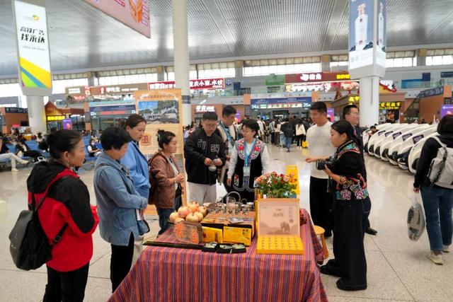 “花开四季 ‘香’约云南 坐着火车游红河”主题产品发布会在昆明举行