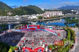 长阳土家族自治县成立40周年，清江之畔举行盛大庆典图片