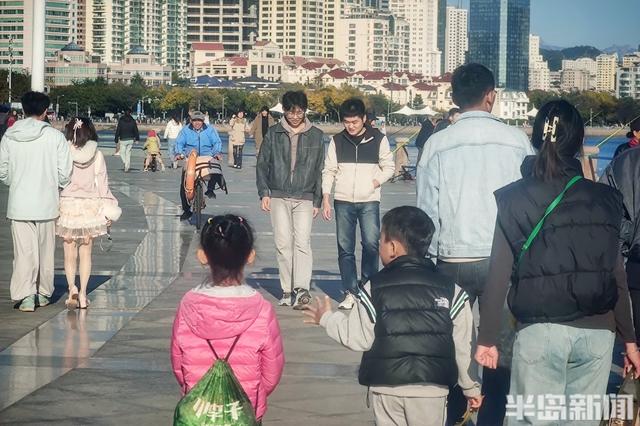 五四广场周末人流如织，秋日暖阳沐浴金色时光