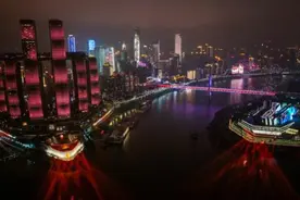 火出圈！无人机“数字烟花”点亮山城夜空图片