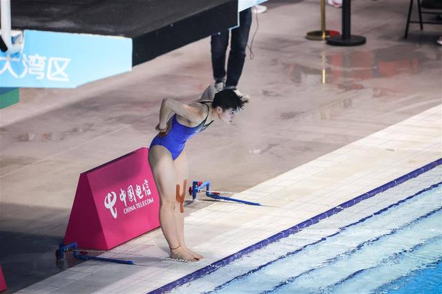 十五运跳水丨全红婵观战女团三米板“神仙打架” 为陈艺文欢呼 因其他选手失误表情丰富