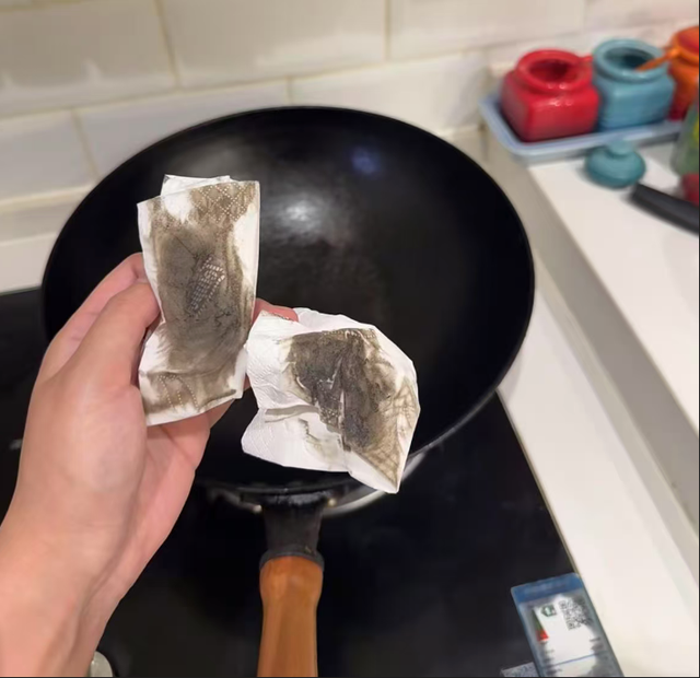 家里的铁锅一洗就生锈了，还能继续用吗？