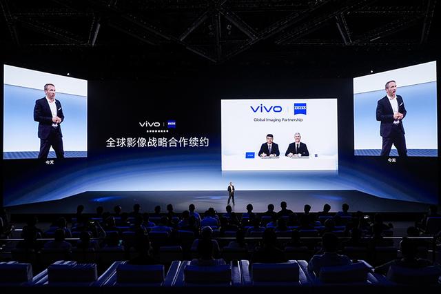在 vivo 成立 30 周年的节点上，全新的 vivo Vision 探索版正式亮相了