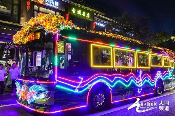 玫瑰音乐巴士启航：穿越古城的浪漫之旅