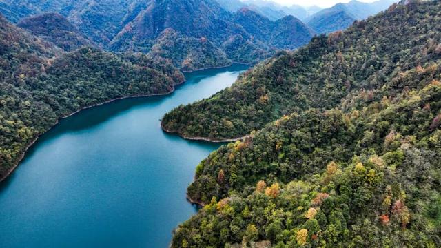 绥阳：层林尽染初冬色 湖水清澄映彩峦